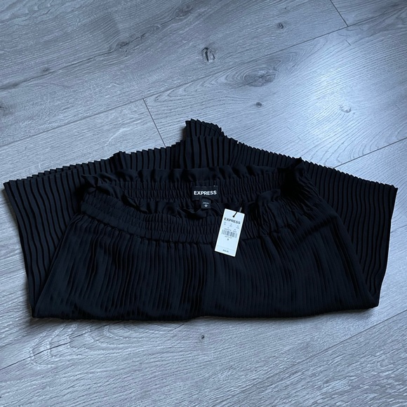 NWT - EXPRESS Black Pleated Shorts - Picture 4 of 6